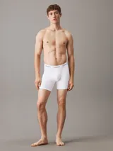 Pack de tres bóxers Calvin Klein de corte brief, color blanco, con cintura elástica distintiva de la marca en blanco y negro. Confeccionados en mezcla de algodón y elastano.