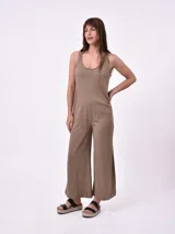 Monoprenda (jumpsuit) color marrón oscuro, sin mangas, con escote en V y pierna ancha y corta.