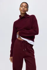Pantalón deportivo de felpa color bordó, de corte recto y tiro mid-rise con cintura elástica.
