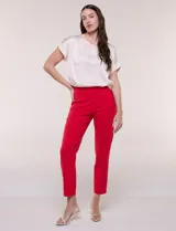 Pantalón de gabardina elastizada color beige, de tiro medio y calce slim. Cuenta con diseño pull-on sin cierres ni botones, cintura ancha, bolsillos delanteros simulados y bolsillos traseros ojal.