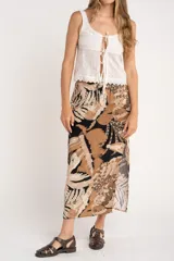 Falda larga con estampado de hojas en tonos beige, marrón y negro, con cintura elastizada y cordón ajustable.