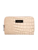 Monedero Terrano color beige con textura símil piel de cocodrilo y cierre de cremallera.