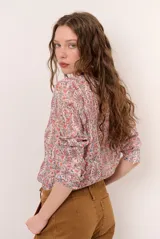 Camisa de manga larga con estampado floreado y abotonadura frontal.