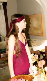 Pañuelo versátil confeccionado en tela de fiesta totalmente cubierta de lentejuelas azul marino, diseñado para usar como faja, bufanda, accesorio para el cabello u otras combinaciones.