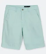 Bermuda de sarga color blanco, de corte recto y diseño básico con bolsillos laterales y traseros.