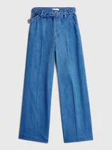 Pantalón de jean azul de pierna ancha con cinturón trenzado.