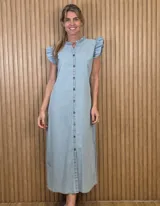 Vestido largo de denim en color celeste claro, con cierre frontal de botones, cuello mao con volados y mangas cortas con volados.