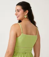 Blusa cropped color verde claro de lino con tirantes finos, escote en V con abertura en el pecho y ribete en color crema.