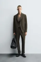 Pantalón de vestir corte slim fit, con cierre frontal de cremallera y botón, bolsillos laterales y bolsillos traseros de doble vivo con botón.