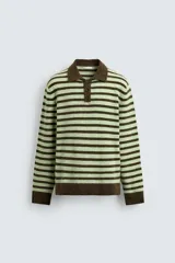 Polo de punto de manga larga con diseño de rayas horizontales en tonos verde y marrón. Presenta cuello solapa, cierre frontal con botonadura y acabados en rib en puños y ruedo.