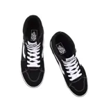 Championes de caña alta Vans modelo Filmore Hi, color negro con detalles en blanco. Presentan la icónica franja lateral de la marca, cordones blancos y suela de goma resistente.