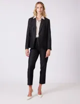 Blazer de corte sastrero confeccionado en tejido con apariencia denim, de silueta entallada. Presenta cuello con solapa, cierre frontal de un solo botón, bolsillos de ojal laterales y forro interno.