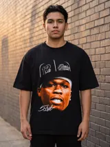 Remera negra de algodón con estampado frontal que muestra un retrato del rapero 50 Cent con una gorra que dice "Shady Records" y el número "12". Debajo del retrato se encuentra una firma estilizada.