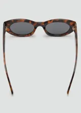 Gafas de sol con montura ovalada de pasta con estampado carey y lentes oscuras.
