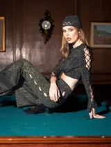 Top manga larga color rojo con detalles dorados, tejido de punto, entrelazado en mangas y frente, con puño acampanado.