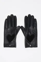 Guantes de piel ovina color negro, con detalle de recorte en forma de corazón en el dorso rodeado de tachas metálicas y cierre con botón a presión en la muñeca.