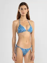 Bombacha de bikini con estampado animal print en tonos celeste y azul, con tiras laterales ajustables.