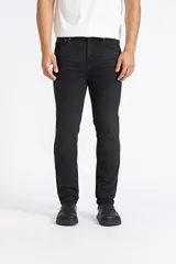 Pantalón jeans Quiksilver modelo RIN para hombre, de corte slim y color negro gastado, con bolsillos clásicos y cierre frontal de botón y cremallera.
