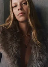 Chaqueta efecto ante color gris oscuro con detalles de pelo sintético en el cuello, solapas, puños y dobladillo. Diseño entallado de manga larga con cierre frontal de ganchos ocultos.