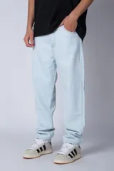 Jean de corte mom fit en color celeste claro, confeccionado en denim resistente con diseño de tiro alto y pierna holgada.