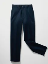 Pantalón de vestir azul marino, de corte recto, con bolsillos laterales y traseros. Se ajusta a la cintura con cinturón de cuero marrón.