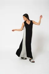 Vestido largo de jersey con paneles combinados en gris, negro y blanco, corte recto y escote en V.