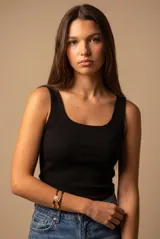Top musculosa negro de algodón peinado con elastano, de calce ajustado y escote redondo.