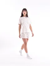 Conjunto de pijama estampado, compuesto por una remera de manga corta y un short.