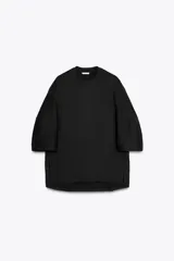 Vestido corto de tejido de punto elástico, con cuello redondo, mangas cortas y diseño minimalista de corte recto.