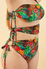 Malla entera de lycra estampada con diseño tropical, de un solo hombro y con aberturas en la cintura.