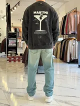 Buzo oversize de cuello redondo en color marrón con efecto gastado, con gran estampado en la espalda de estrellas y el texto VCP CNPT.