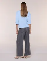Buzo de calce relajado color negro, confeccionado en modal con cuello redondo clásico, mangas tres cuartos de hombros caídos con puño y ruedo recto.