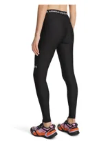 Calza deportiva Under Armour modelo HeatGear de tiro medio, color negro. Confeccionada en tejido elástico de alto rendimiento que absorbe el sudor y se seca rápidamente. Presenta cintura elástica con logo de la marca y logo pequeño en la pierna izquierda.