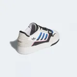 Championes Adidas Drop Step Low 2.0 de diseño urbano inspirado en el básquet, confeccionados con exterior de gamuza y material sintético en color blanco con detalles en negro, azul y rosa.