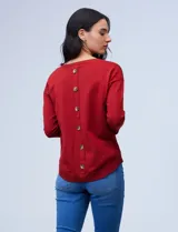 Sweater amarillo de tejido fino con espalda abotonada y mangas 3/4 con puño elastizado.