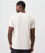 Remera deportiva Get Over de poliéster color blanco, con cuello redondo, mangas raglán y detalles de vivo en contraste. Cuenta con un pequeño estampado geométrico en el pecho.