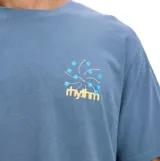 Remera Rhythm de manga corta y corte holgado en color azul, con pequeño estampado gráfico en el pecho.
