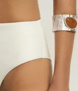Bombacha de bikini Bossa Nossa de tiro alto con diseño hot pants y corte cavado, confeccionada en microfibra con doble forro y detalle de medalla metálica.