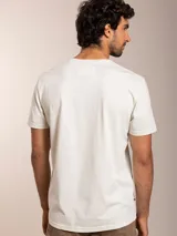 Remera básica de manga corta y cuello redondo, color blanco, con pequeño logo bordado en el pecho.