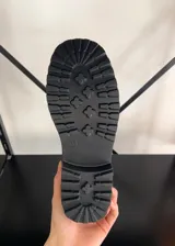 Botas Chelsea de caña media color negro, con elásticos laterales y suela track. Fabricadas en cuero vegano.