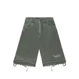 Bermuda baggy de denim 100% algodón en color verde militar, con efecto acid wash, corte ancho, largo hasta la rodilla y detalles deshilachados en el ruedo. Presenta bordado contrastante con el nombre de la marca en la pierna izquierda.