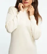 Vestido midi de punto de la marca Marfinno, con cuello alto y mangas largas. Presenta un diseño ajustado al cuerpo y tejido de punto recto.