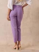 Pantalón recto color verde esmeralda de gabardina elastizada, marca Zac & Rachel. Pretina ancha con faja interna modeladora. Delantera con bolsillos simulados. Trasera con bolsillos ojal.