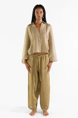 Pantalón de lino tencel color verde militar, de corte recto y holgado, con cintura elastizada, cordón de ajuste y bolsillos laterales amplios tipo cargo.