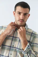 Camisa de hombre a cuadros color rosa, blanco y azul, de corte slim, manga larga, con bolsillo en el pecho y logo bordado.