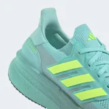 Championes de running Adidas Ultraboost 5, color verde azulado (teal) con detalles en amarillo neón. Presentan un empeine de tejido PRIMEKNIT y una mediasuela con tecnología Light BOOST V2.