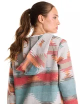 Cardigan largo con capucha, confeccionado en tejido estampado con diseño geométrico en tonos tierra, verde y rojo. Presenta frente abierto, mangas largas y bolsillos laterales.