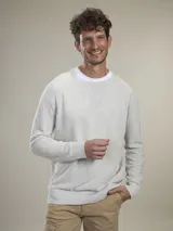 Sweater de punto color azul marino con cuello redondo y mangas raglán.