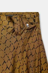 Pantalón de tiro medio confeccionado en viscosa, con diseño de pierna ancha y drapeado lateral. Presenta cintura con trabillas y cierre de cremallera oculto en la costura.