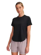 Remera deportiva de manga corta con tecnología Iso-Chill que ayuda a disipar el calor corporal. Presenta perforaciones láser estratégicas para ventilación, bajo curvado y detalles reflectantes. Confeccionada en tejido elástico en cuatro direcciones que absorbe el sudor y se seca rápidamente.